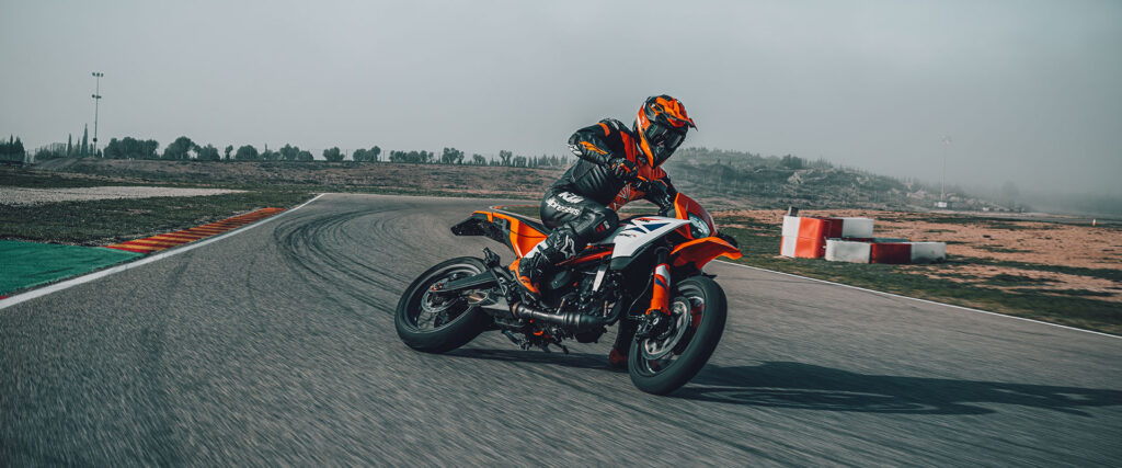 KTM-2025-390-smc-r-action