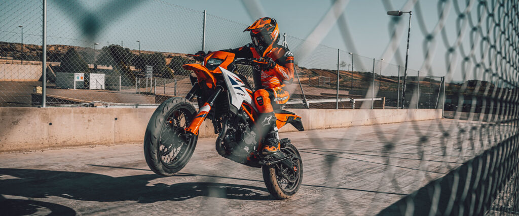 KTM-2025-390-smc-r-action